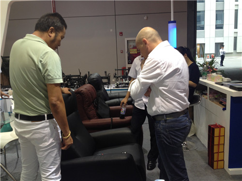 Customer from Italy observe our ZH8071 Lift chair mechanism.JPG